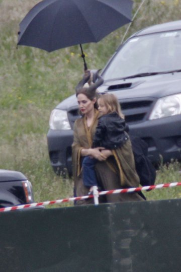 Анджи и Вивиан на снимачната площадка на „Maleficent“. Снимка: Splash news