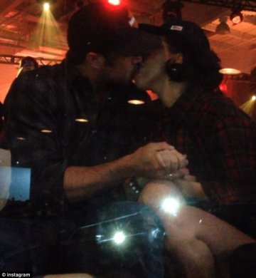 Тейлър и Гага в страстна целувка, Снимка: Instagram