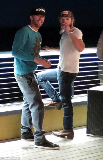 Крис Мартин и негов приятел; Снимка: dailymail.co.uk