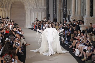 Ким и Кание на първия ред на ревюто; Снимка: Reuters 