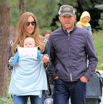 Гай Ричи, годеницата му Джаки и малката им дъщеря; Снимка: Splash News 
