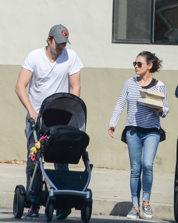 Аштън и Мила; Снимка: Splash News