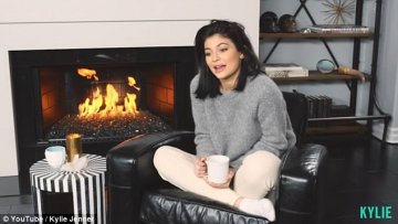 Кайли пред камината. Снимка: Кадър от YouTube