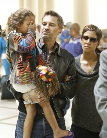 Хали, Оливие и Нала на летището в Лос Анджелис. Снимка: Splash news