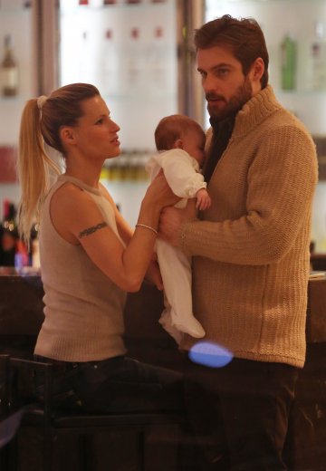 Мишел, Томасо и малката им дъщеря; Снимка: Splash News