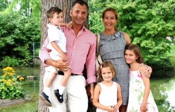 Принц Масалски - съпругата му и трите им деца. Снимка: Личен архив