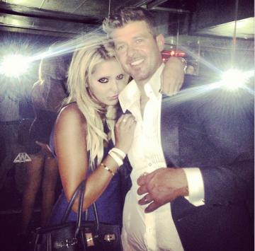 Палавата ръка на Робин, която е сграбчила дупето на Лана се вижда в огледалото зад тях. Снимка: Instagram