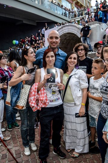 Захари Бахаров, обграден от фенове на сериала.