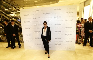 Виктория Бекъм е привърженичка на новата мода. Снимка: Reuters