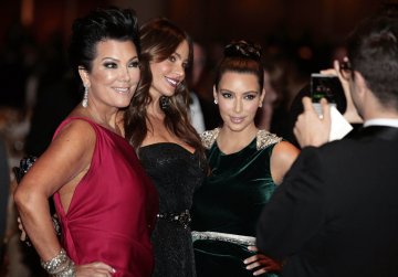 Ким и мама Крис позират с прелестната София Вергара. Снимка: Reuters