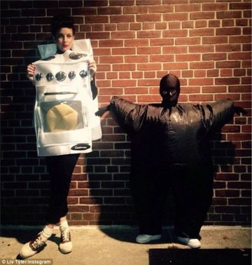 Лив позира със сина си; Снимка: Instagram 