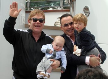 Елтън, Дейвид и двамата им сина; Снимка: Splash News