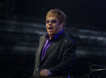 Елтън вече мисли за бъдещето на малкия Закари.Снимка: Reuters