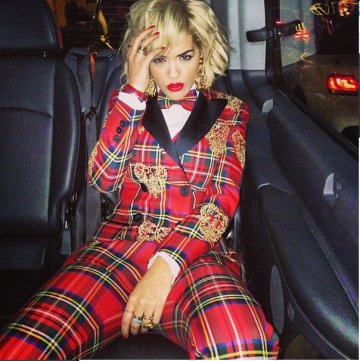 Рита Ора с костюм на Moschino Снимка: Instagram