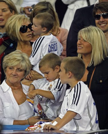 Виктория Бекъм с тримата си сина, свекърва си Сандра и сестрата на Дейвид - Джоан; Снимка: Reuters 