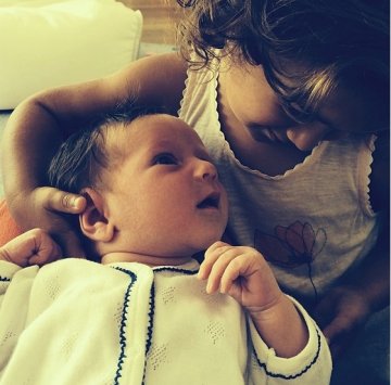 Мейбъл прегръща бебето Евелин; Снимка: Instagram