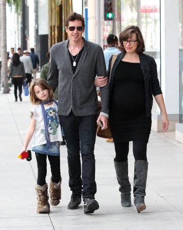 Мила със съпруга си и дъщеря си; Снимка: Splash News