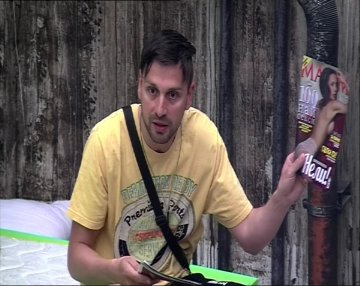 Александър Сано не знае, че жена му се снима гола