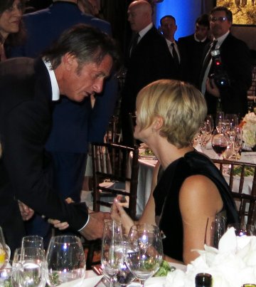 Шон и Чарлийз нямат намерение да крит връзката си; Снимка: Splash News