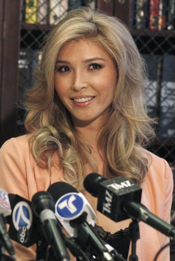 Родената като мъж Джена Талакова показа легитимния си паспорт, че вече е жена; Снимка: Reuters 