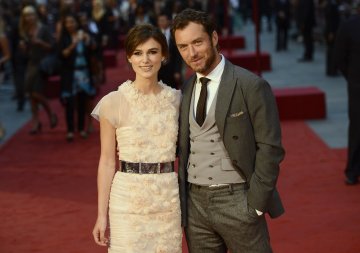 Кийра и Джъд Лоу на премиерата на "Ана Каренина" в Лондон; Снимка: Reuters