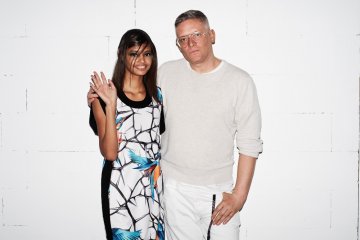 Жил Дикън с модел от колекцията му за зима 2014 Снимка: P&G