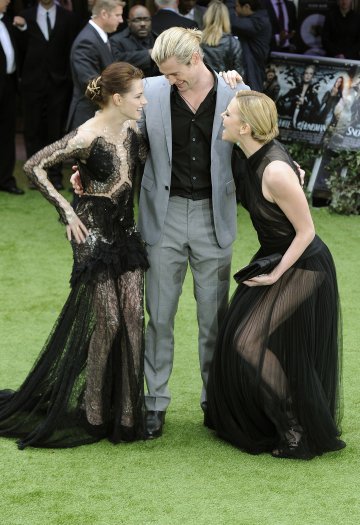 Чарлийз Терон на премиерата на "Снежанка и ловецът" с колегите си Кристен Стюарт и Крис Хемсуърт.Снимка: Reuters