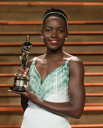 Лупита Нионго позира победоносно със своя "Оскар"; Снимка: Reuters