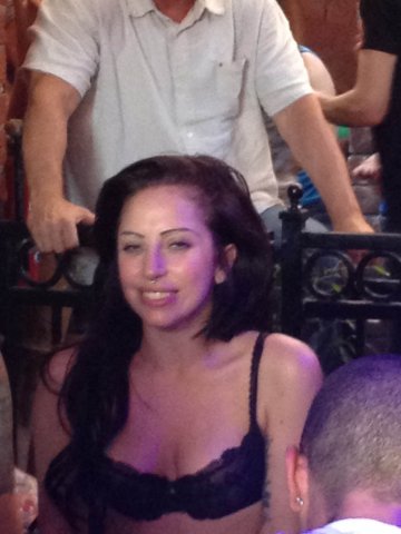 Феновете на Гага все пак я разпознаха, когато този уикенд се промъкна в гей бар. Снимка: Splash news