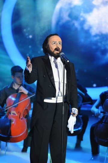 Рафи в образа на Павароти. Снимка: като две капки вода