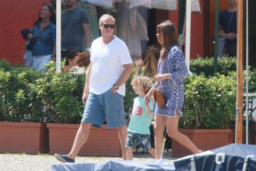 Роман, Дари и синът им Aарон; Снимка: Splash News