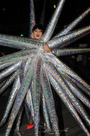 Лейди Гага като гигантски морски таралеж; Снимка: Splash News