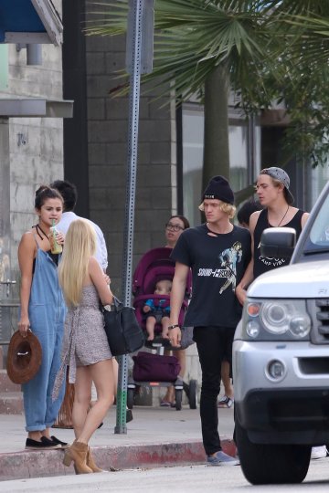 Селена, Коди и приятели; Снимка: Splash News