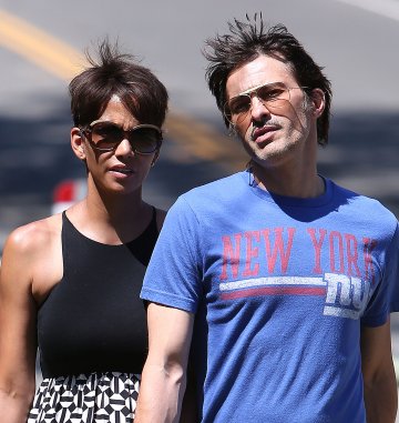 Хали Бери и Оливие Мартинес не можаха да се разберат в коя страна да живеят. Снимка; splashnews.com