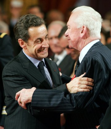 Жан-Пол Гарлен и Никола Саркози на церемония в Париж. Снимка: Reuters