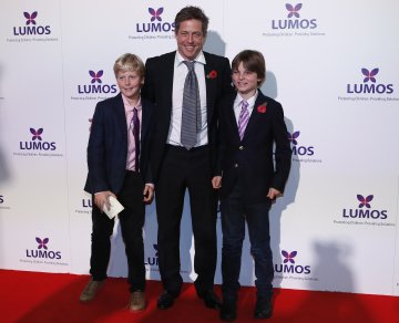 Хю има три деца, но е най-близък със сина на бившата си половинка Елизабет Хърли; Снимка: Reuters