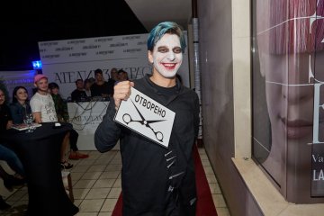 Аврам Големечков подстрига със самурайска катана и отвори салон