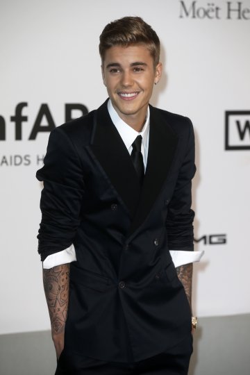 Джъстин Бийбър при пристигането си на amfAR's Cinema Against AIDS 2014; Снимка: Reuters