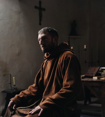 Венсан Касел в "Монахът". Снимка: ИК Deja Book