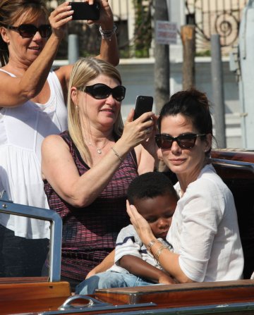 Сандра и синът ѝ; Снимка: Splash News