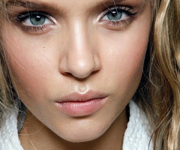 Снимка: Backstage at Versace, Spring 2012 Runway