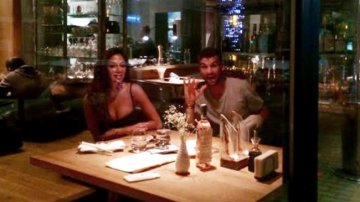 Двойката бе заснета от минувач докато вечеря в японски ресторант. Снимка: Facebook