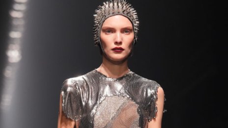 Prada преговаря за закупуване на Versace, връщайки бранда в италиански ръце