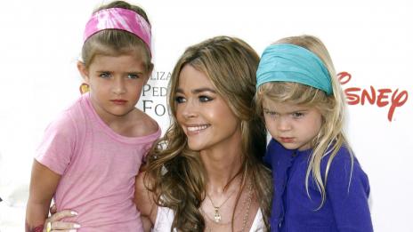 Дъщерята на Денис Ричардс и Чарли Шийн стана модел