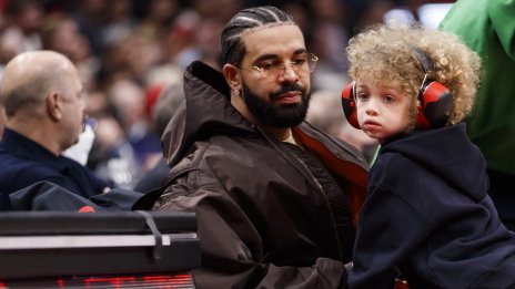 Дрейк си татуира лицето