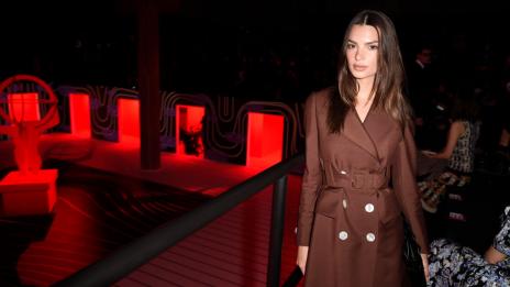 Бански 2021: Емили Ратайковски, зебрата ти отива