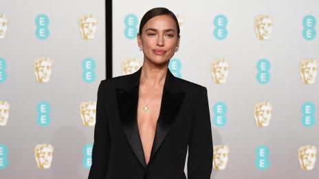 Блуза за 2000 и панталонки за 20 долара: Това го може само Ирина Шейк