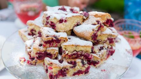 Как да приготвим кекс с бисквити и конфитюр от череши