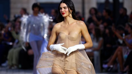 Кендъл Дженър възмути феновете - изфука се с частна среднощна обиколка на Лувъра в Париж