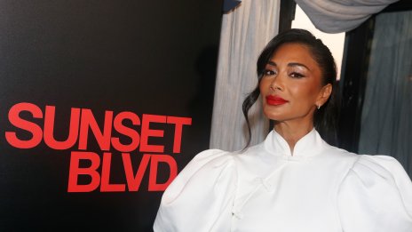 Никол Шерцингер раздава автографи цялата в кръв